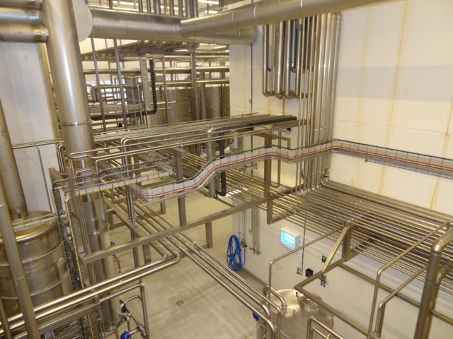 Instalacja procesowa w hali produkcyjnej